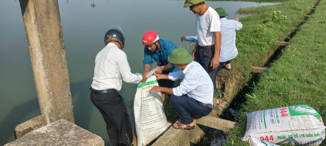 Xã Đồng Môn thả hàng nghìn con cá giống nhằm tái tạo nguồn sinh thái